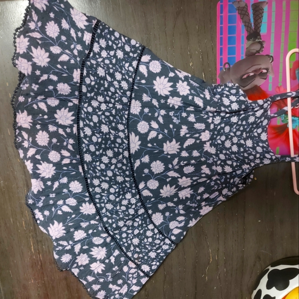 Beautiful floral print spring time/summer dress.